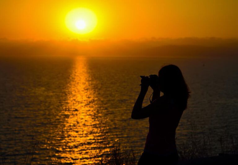 Jak Skutecznie Fotografować Pod Słońce: Praktyczne Porady dla Zdjęć Pełnych Blasku